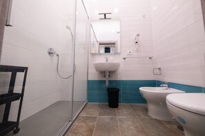 Shower, hair dryer, bidet, towels - Casa De Deo - Three Bedroom Apartment, Sleeps 6 (Naples)