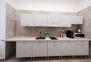 Kühlschrank, Mikrowelle, Herdplatte, Wasserkocher mit Kaffee-/Teezubehör