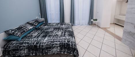 Iron/ironing board, free WiFi, bed sheets