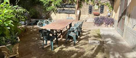 تناول الطعام بالخارج