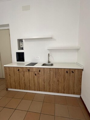 Réfrigérateur, surface de cuisson, vaisselle et ustensiles