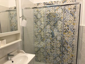 Dusche, Bidet, Handtücher