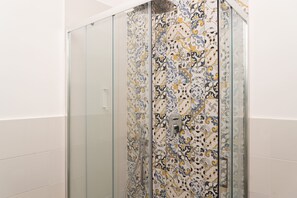 Een douche, een bidet, handdoeken