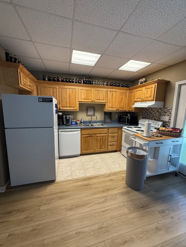 Réfrigérateur, four à micro-ondes, un four, surface de cuisson