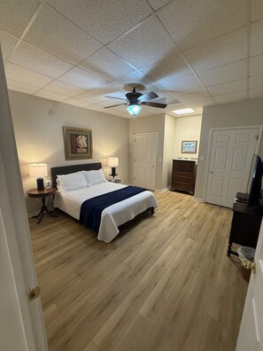 5 Schlafzimmer, Schreibtisch, Bügeleisen/Bügelbrett, kostenloses WLAN