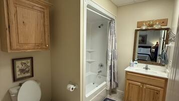 SĂšche-cheveux, serviettes fournies, savon, shampoing