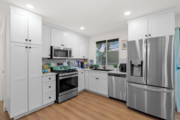 Frigorífico, microondas, horno y placa de cocina