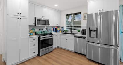 4BR/2Bth, Hot Tub, King Bed, Garage, Gated Backyard