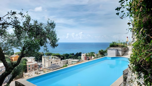 Una piscina con vistas al mar y edificios.