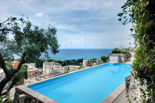 'Le Rose' Room with Sea View, Wi-Fi and Air Conditioning