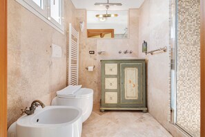 Douche, sèche-cheveux, serviettes fournies