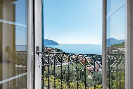 内装. Room 'Camera Mimosa' with Sea View, Wi-Fi and Air Conditioning