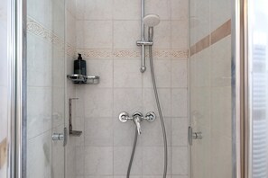Shower, hair dryer, towels - Apartment 'Sterlizia' with Sea View, Wi-Fi and Air Conditioning (Bogliasco)