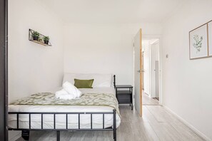 3 habitaciones, tabla de planchar con plancha, wifi y ropa de cama 