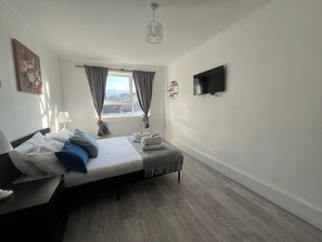 3 bedrooms, iron/ironing board, WiFi, bed sheets