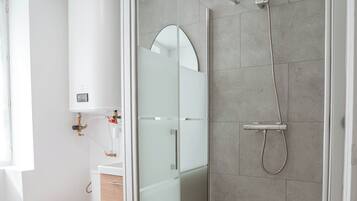 Douche, sĂšche-cheveux, papier toilette