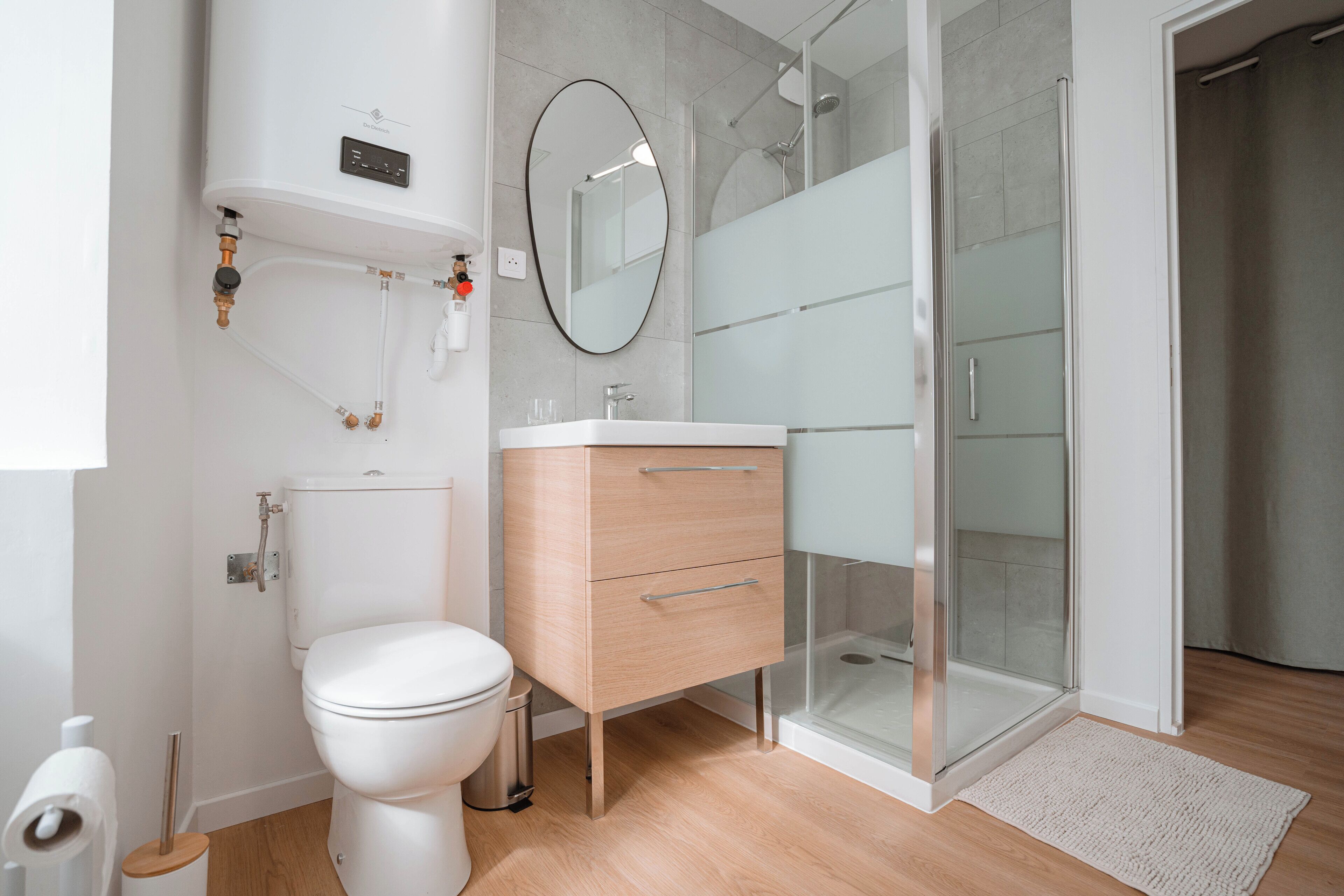 Een douche, een haardroger, toiletpapier