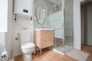 Douche, sèche-cheveux, papier toilette