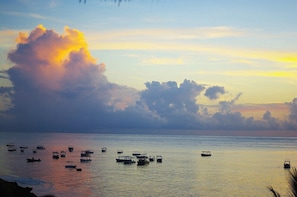 A calm sea with several boats and a large cloud formation. - Portabene B&B (Malindi)