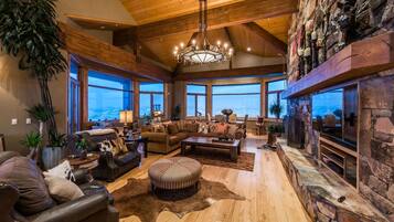 House, Mountain View | Living area | LED TV