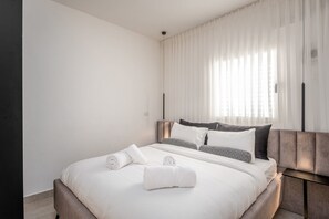 1 habitación, tabla de planchar con plancha y ropa de cama 