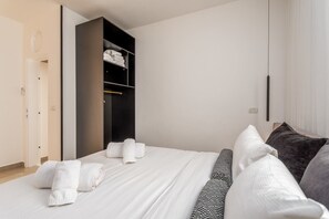 1 chambre, fer et planche à repasser