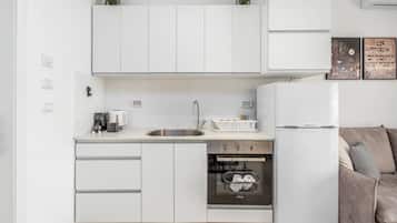 Kühlschrank, Mikrowelle, Ofen, Wasserkocher mit Kaffee-/Teezubehör