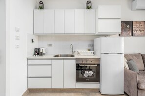 Kühlschrank, Mikrowelle, Ofen, Kochgeschirr/Geschirr/Besteck