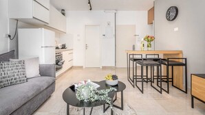 Un appartement moderne comprenant un salon, une kitchenette et un coin repas.