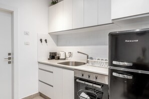 Réfrigérateur, four à micro-ondes, un four, surface de cuisson