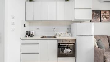 Fridge, microwave, oven, coffee/tea maker