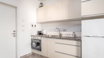 Fridge, microwave, oven, coffee/tea maker