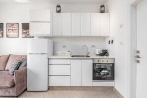 Réfrigérateur, four à micro-ondes, un four, vaisselle et ustensiles