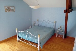 3 quartos, ferros/tábuas de passar roupa, berço de viagem