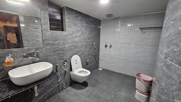 Deluxe Twin Room | Bathroom