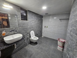 Deluxe Twin Room | Bathroom