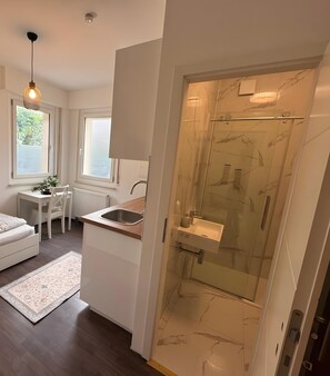 Shower, towels - Apartment '6' with Wi-Fi (Leimen)