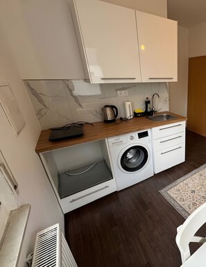 Réfrigérateur, four à micro-ondes, un four, surface de cuisson