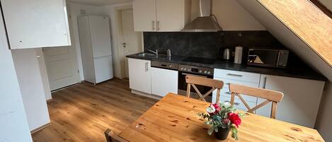 ثلاجة، ميكروويف، فرن، موقد طهي مسطح