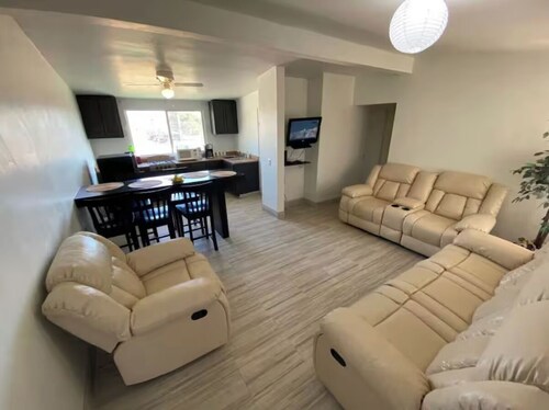 Family Apartment & Free Parking!