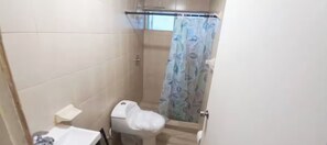 Séchoir à cheveux, serviettes fournies, savon, papier de toilette