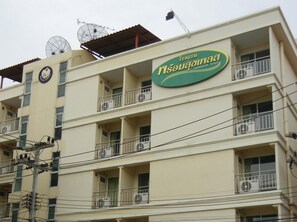 A multi-story building with balconies, air conditioning units, and satellite dishes. - Phromsuk Hotel Ayutthaya (Phra Nakhon Si Ayutthaya)