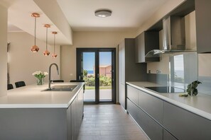 Kylskåp, mikrovågsugn, diskmaskin och kaffe- och tebryggare