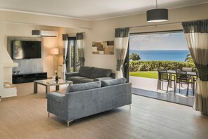 Een smart-tv en een tafeltennistafel