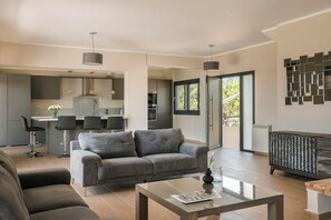 Téléviseur connecté, table de ping-pong