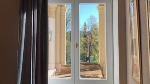 A room with a large window, a bench, and a door. - NEW! Vogtland Herberge Auerbach 3 persons + baby (Auerbach)