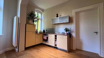 Kühlschrank, Mikrowelle, Ofen, Herdplatte