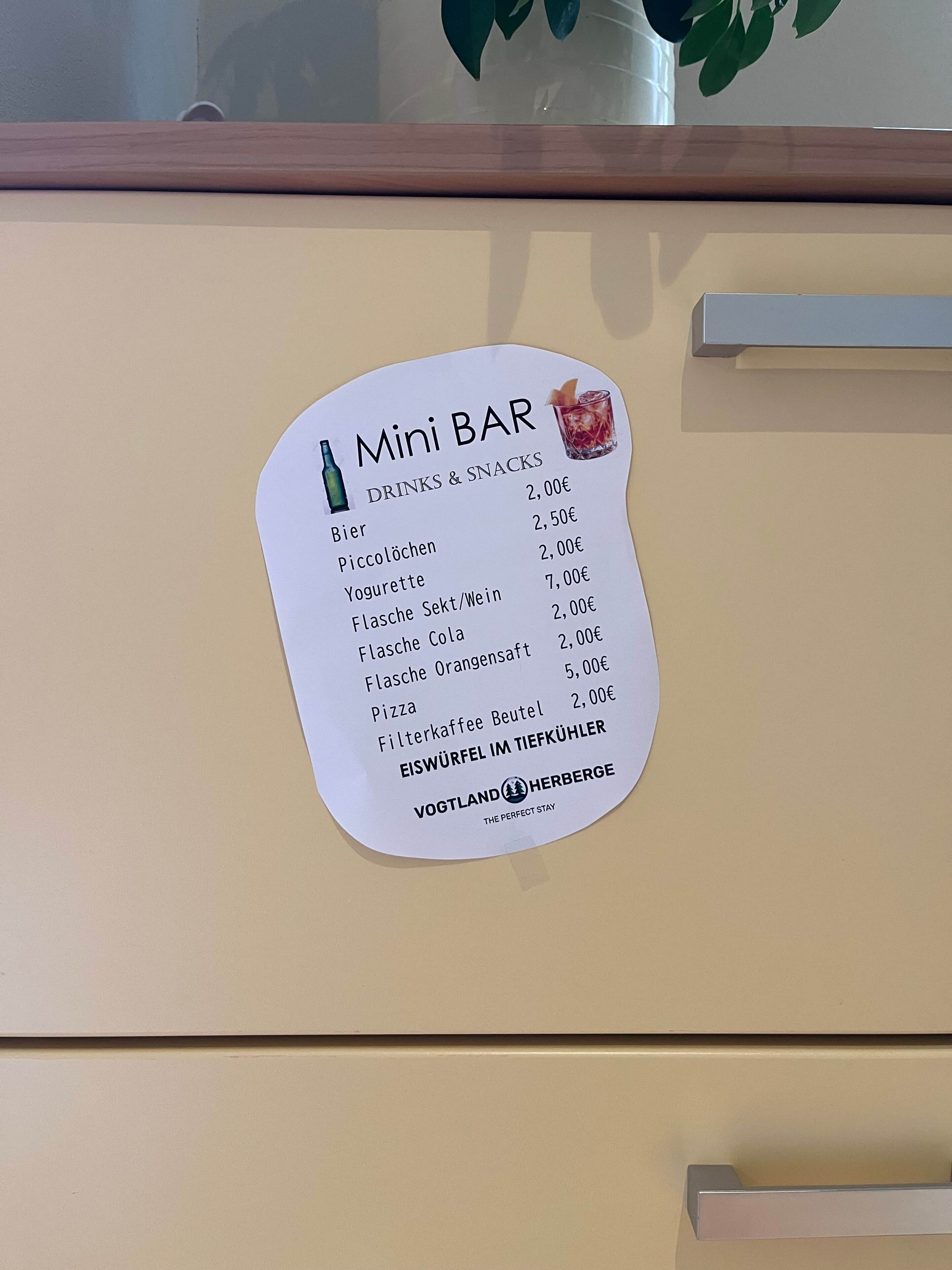 Eine Speisekarte für eine Mini BAR mit Getränken und Snacks, jeweils mit Preisen.