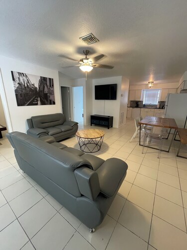 2-bedroom apartment in Fort Lauderdale with AC