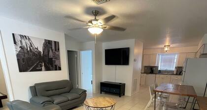 2-bedroom apartment in Fort Lauderdale with AC